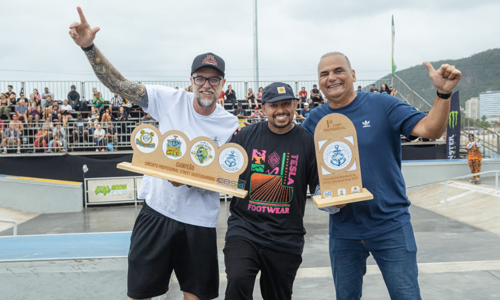 Denis Silva com troféus da etapa de Santos e do Circuito Brasileiro de Skate profissional