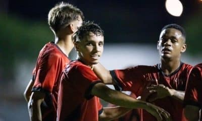 Comemoração dos jogadores do Athletico-PR na estreia da Copinha (Jhony Inacio/Ag. Paulistão)