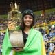 Rayssa Leal com o troféu de campeã do Super Crown (Reprodução/Twitter/@StreetLeague)
