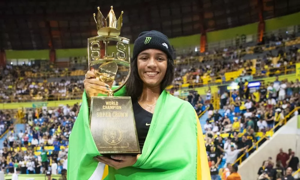 Rayssa Leal com o troféu de campeã do Super Crown (Reprodução/Twitter/@StreetLeague)