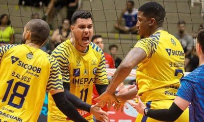 Jogadores do Araguari Vôlei celebrando pela Superliga Masculina (Marcelo Ferrazoli/Sesi-SP)