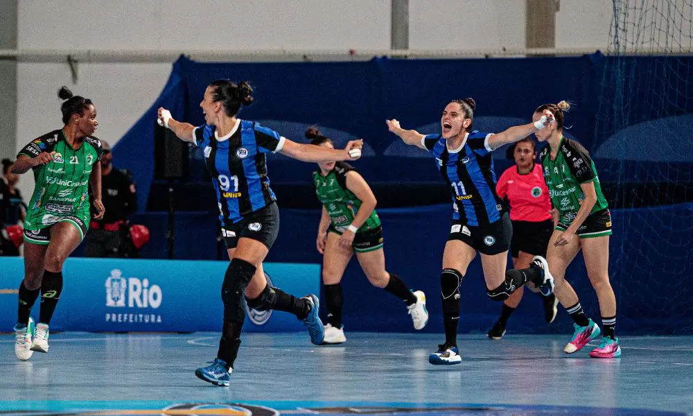 Celebração das jogadoras do Pinheiros na semifinal da Liga Nacional de handebol feminino (Divulgação/CBHb)