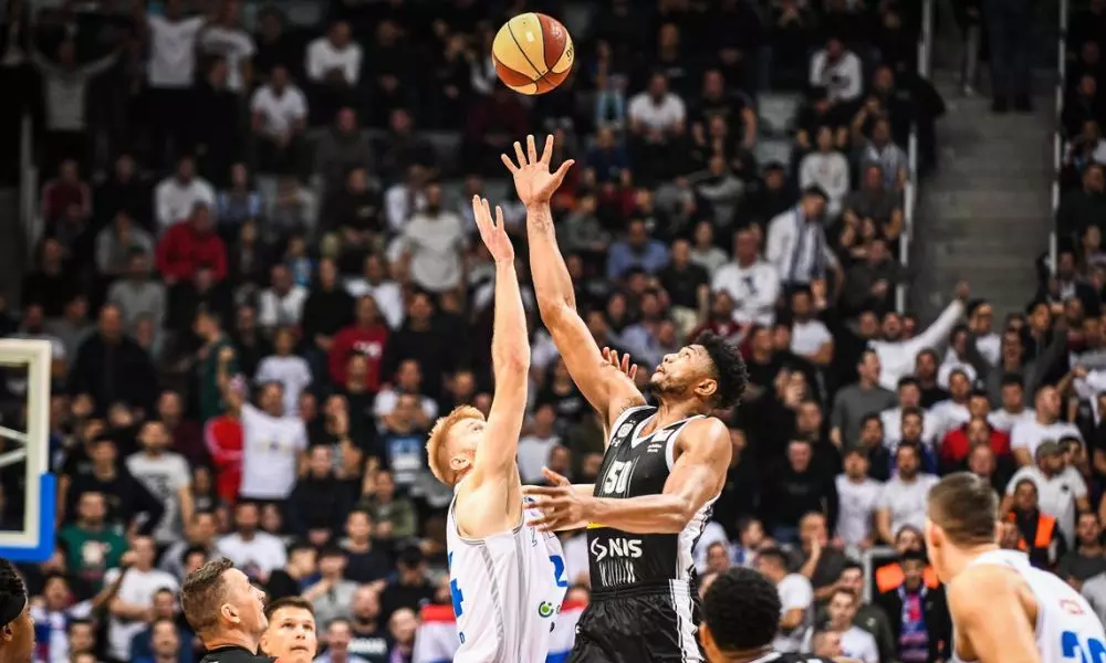 Brasileiro Bruno Caboclo na disputa pela bola em partida válida pela EuroLeague (Reprodução/Twitter/@PartizanBC)