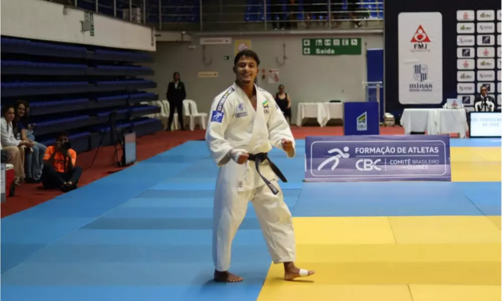 Diego Ismael olha para foto após título do Minas no Troféu Brasil de judô