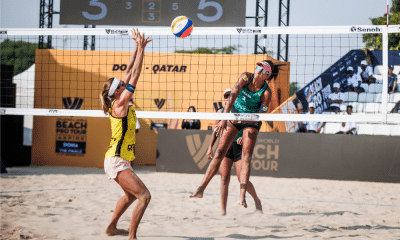 Duda e Ana Patrícia em ação no Finals de vôlei de praia; Ana Patrícia, de verde, ataca bola na rede enquanto letã, de amarelo, tenta defender