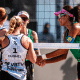 Duda e Ana Patrícia cumprimentam Hughes/Cheng na rede após partida no Finals de vôlei de praia