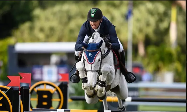 Na imagem, Eduardo Menezes saltando o obstáculo com seu cavalo.