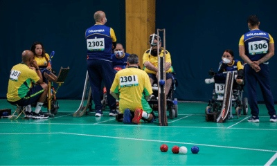Em partida de bocha paralímpica, calheiros auxiliam atletas
