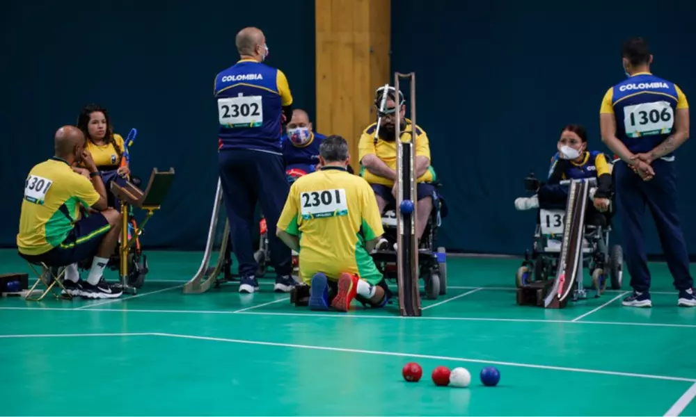 Em partida de bocha paralímpica, calheiros auxiliam atletas