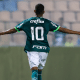 Estevão Willian está de costas e braços abertos após marcar gol por competição sub-17