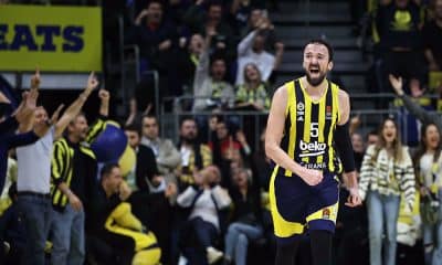 Na imagem, Sertac Sanli, armador do Fenerbahce, comemorando a cesta.