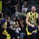 Na imagem, Sertac Sanli, armador do Fenerbahce, comemorando a cesta.