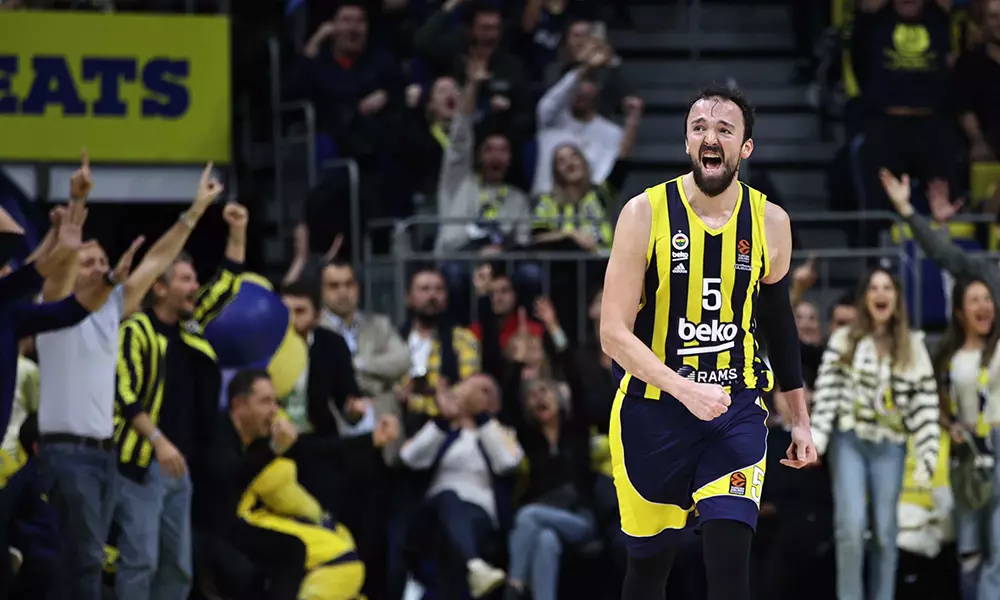 Na imagem, Sertac Sanli, armador do Fenerbahce, comemorando a cesta.