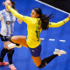 Fernanda Lima salta para finalizar em jogo Brasil x Argentina no Campeonato Mundial de handebol feminino