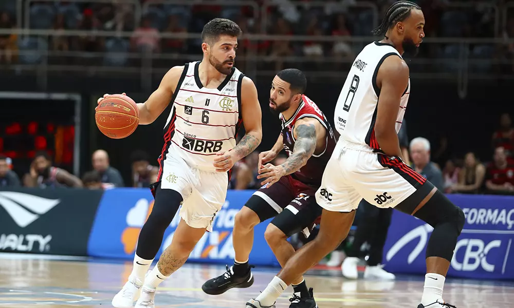 Na imagem, Franco Balbi, do Flamengo, fazendo corta-luz com Maique.