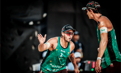 George e André se cumprimentam em partida do Finals de vôlei de praia