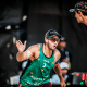 George e André se cumprimentam em partida do Finals de vôlei de praia