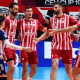 Gustavo Bonatto abraça seus colegas do Olympiacos em partida da Champions League de vôlei masculino