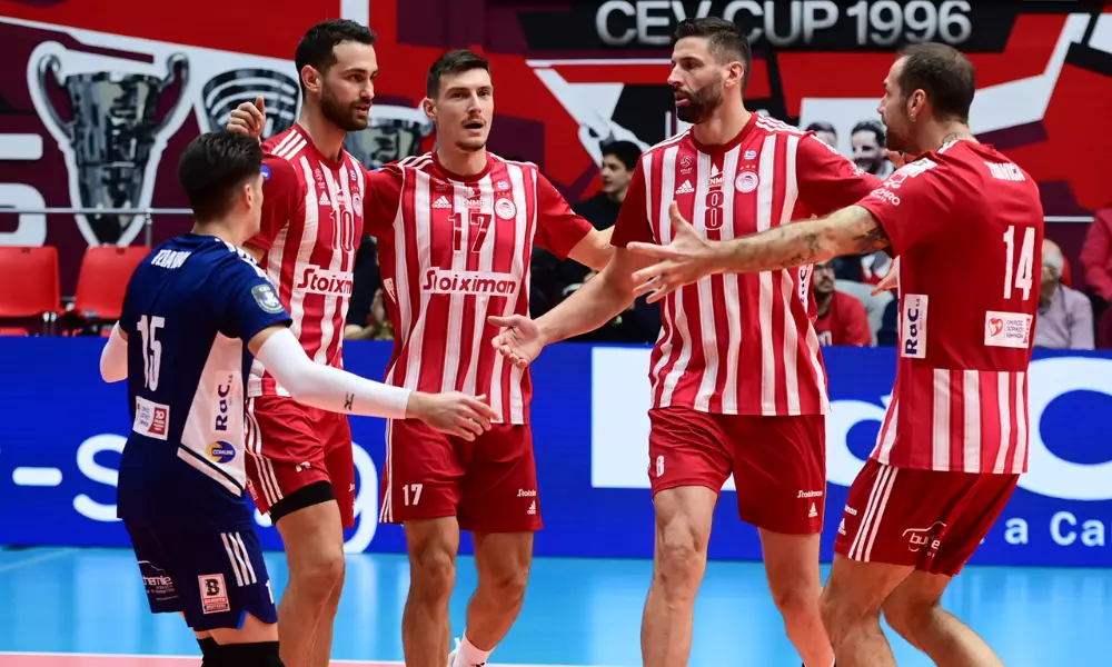 Gustavo Bonatto abraça seus colegas do Olympiacos em partida da Champions League de vôlei masculino