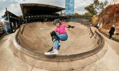 Helena Laurino executando manobra no Brasileiro de skate park