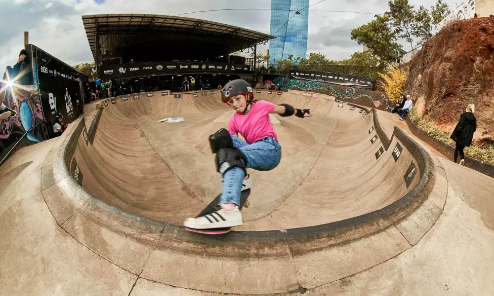Helena Laurino executando manobra no Brasileiro de skate park