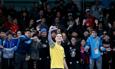 Hugo Calderano tira selfie com torcida nos Jogos Pan-Americanos de Santiago-2023