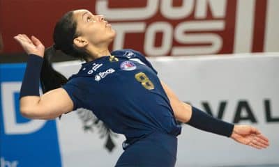 Na imagem, Jheovana Emanuele no movimento de atacar a bola no saque.