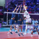 Jogador do Perugia ataca contra bloqueio triplo do Minas na final do Mundial de Clubes de vôlei masculino