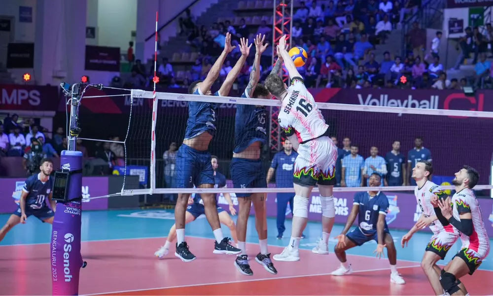Jogador do Perugia ataca contra bloqueio triplo do Minas na final do Mundial de Clubes de vôlei masculino