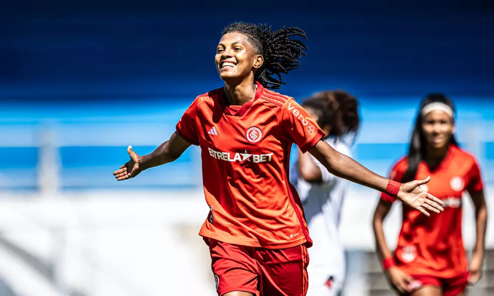 Jogadora do Internacional abre os braços para comemorar gol na Copinha Feminina de futebol