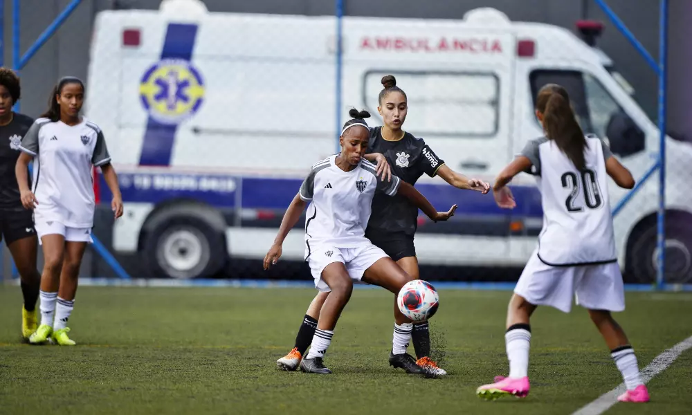 Jogadoras disputam bola em jogo Corinthians x Atlético-MG pela Copinha Feminina de futebol