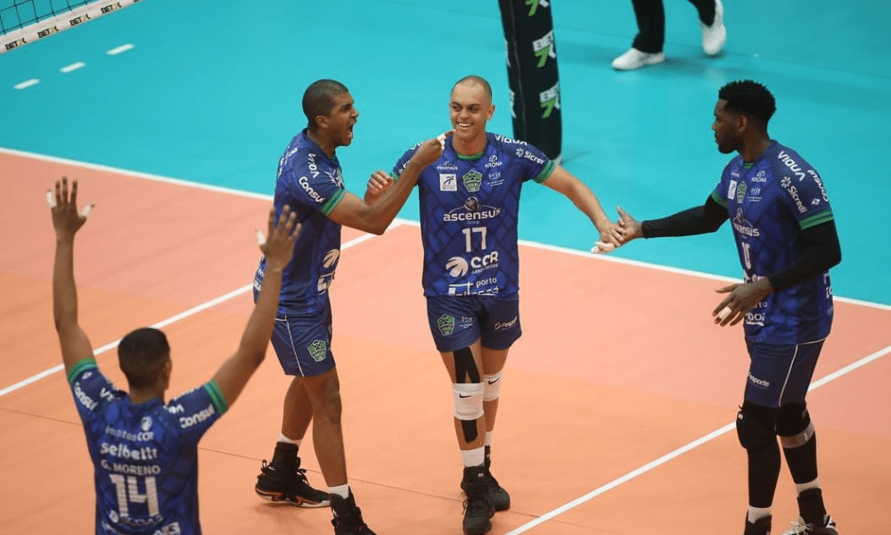 Jogadores do Joinville comemoram vitória sobre o Sesi Bauru na Superliga de vôlei masculino - Farma Conde São José