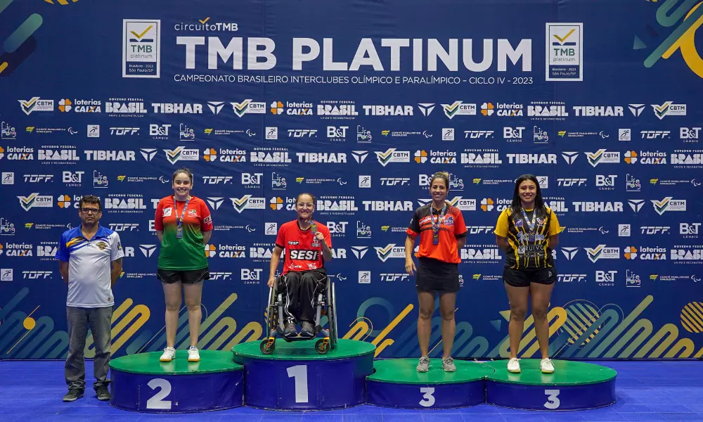 Joyce de Oliveira no pódio do TMB Platinum de tênis de mesa