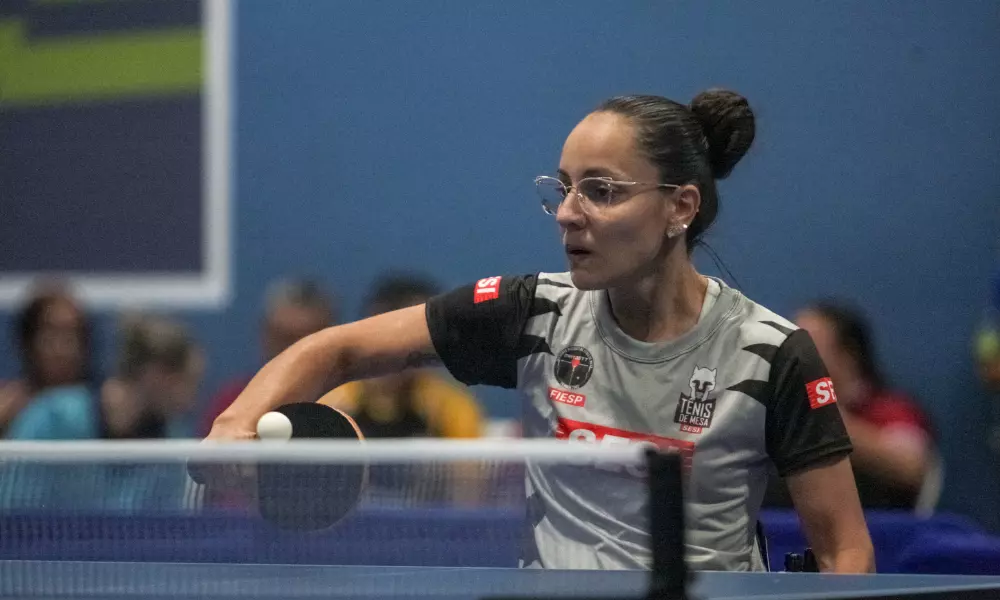 Joyce de Oliveira rebate bolinha