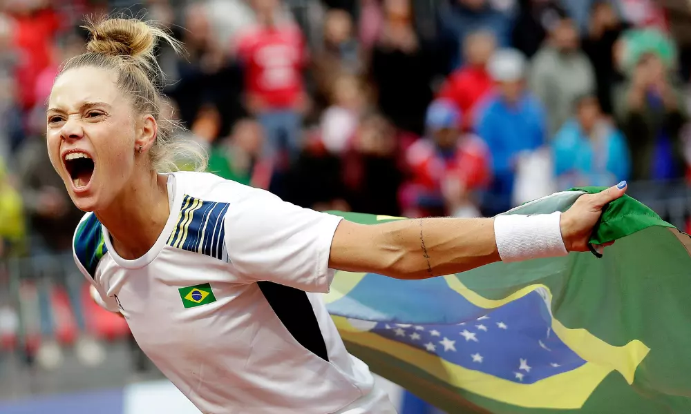 Laura Pigossi vibra com bandeira do Brasil na mão após título nos Jogos Pan-Americanos de Santiago-2023