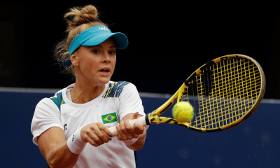 Laura Pigossi rebate bolinha com a raquete na mão; ela e Felipe Meligeni estão inscritos no quali do Australian Open
