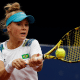 Laura Pigossi rebate bolinha com a raquete na mão; ela e Felipe Meligeni estão inscritos no quali do Australian Open