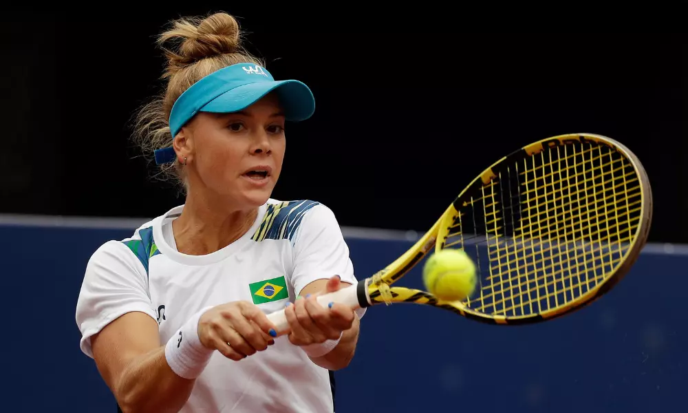 Laura Pigossi rebate bolinha com a raquete na mão; ela e Felipe Meligeni estão inscritos no quali do Australian Open