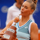 Laura Pigossi com o troféu do WTA 125K de Buenos Aires, que a fez subir posições no ranking mundial
