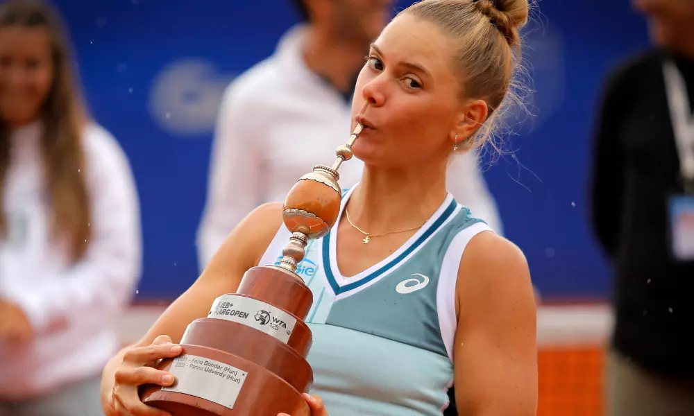 Laura Pigossi com o troféu do WTA 125K de Buenos Aires, que a fez subir posições no ranking mundial