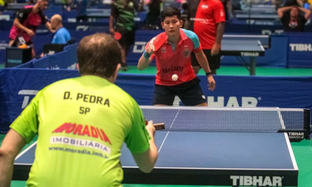 Luca  Kumahara durante disputa do Campeonato Brasileiro de tênis de mesa