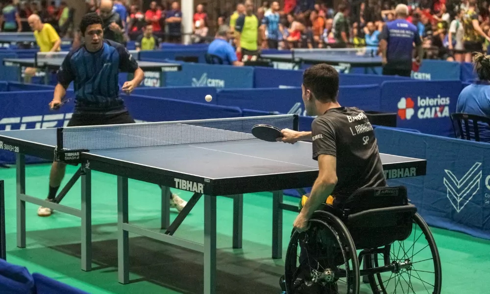 Lucas Arabian, atleta paralímpico, contra atleta olímpico no TMB Platinum - Campeonato Brasileiro de tênis de mesa