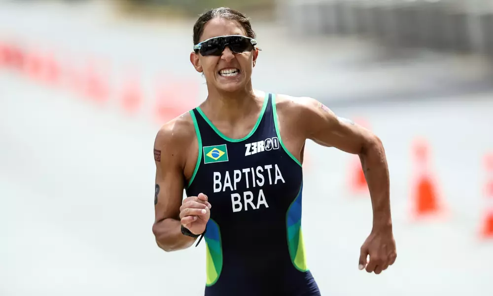 Triatleta Luisa Baptista em ação nos Jogos Pan-Americanos de Santiago-2023; ela sofreu grave acidente e está internada