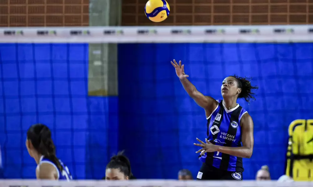 Mara Leão, do Pinheiros, saca no jogo contra o Brasília na Superliga Feminina