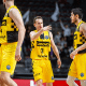 Marcelinho Huertas ao lado de seus companheiros do Lenovo Tenerife versus Cholet na Champions League de basquete masculino