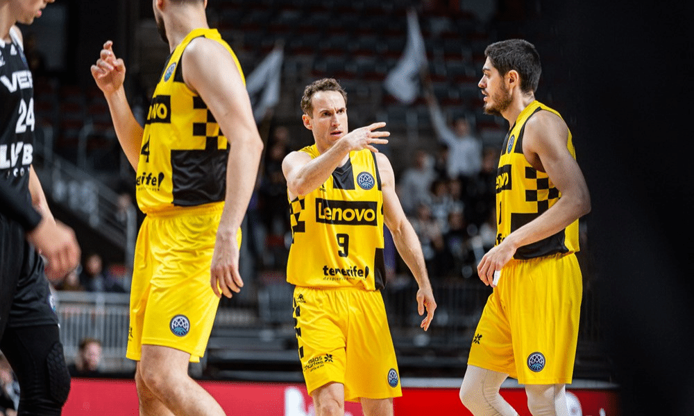 Marcelinho Huertas ao lado de seus companheiros do Lenovo Tenerife versus Cholet na Champions League de basquete masculino