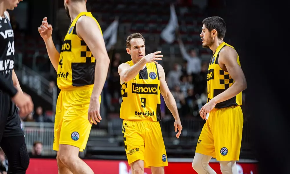 Marcelinho Huertas ao lado de seus companheiros do Lenovo Tenerife versus Cholet na Champions League de basquete masculino