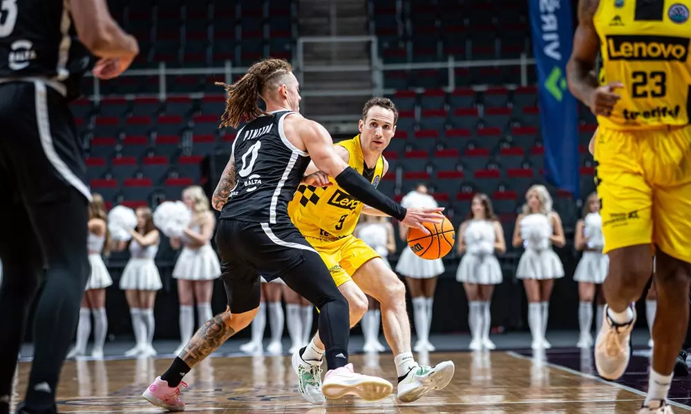 Marcelinho Huertas, do Tenerife, em partida contra o VEF Riga na Champions League de basquete masculino