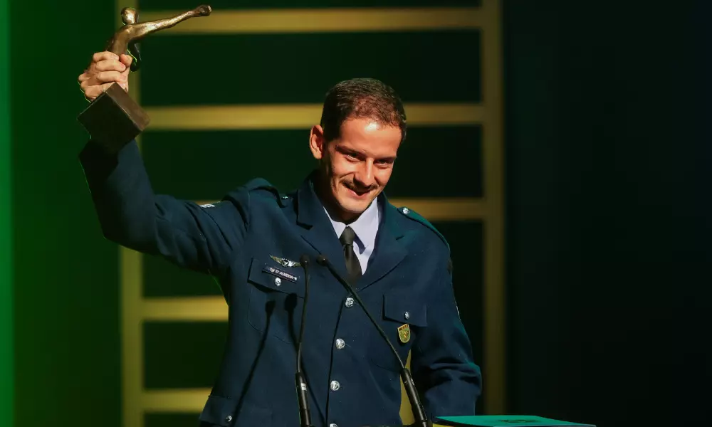 Marcus D'Almeida ergue Troféu Rei Pelé no Prêmio Brasil Olímpico