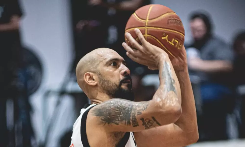 Marquinhos arremessa bola em jogo do Vasco contra o Fortaleza no NBB; São Paulo e Brasília